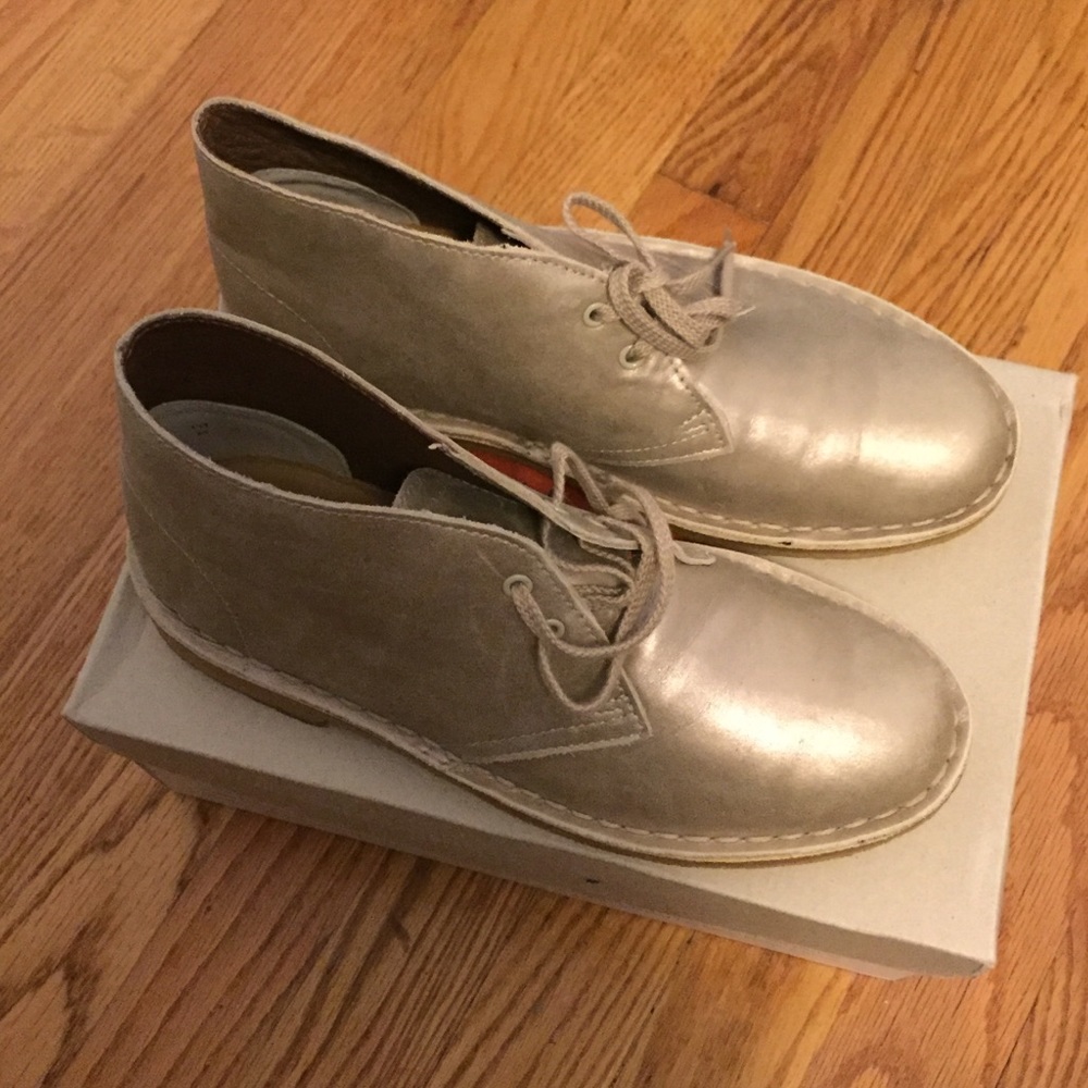 Clark desert boots matte gold